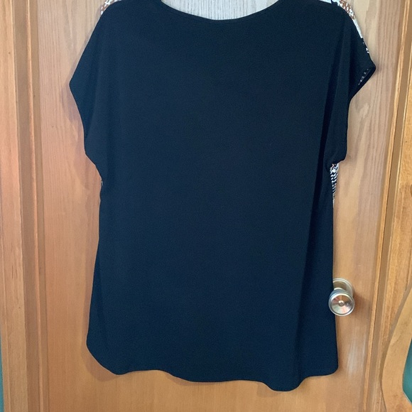 Short sleeve tunic top with gold/black/tan design and all black on the back - Picture 3 of 4
